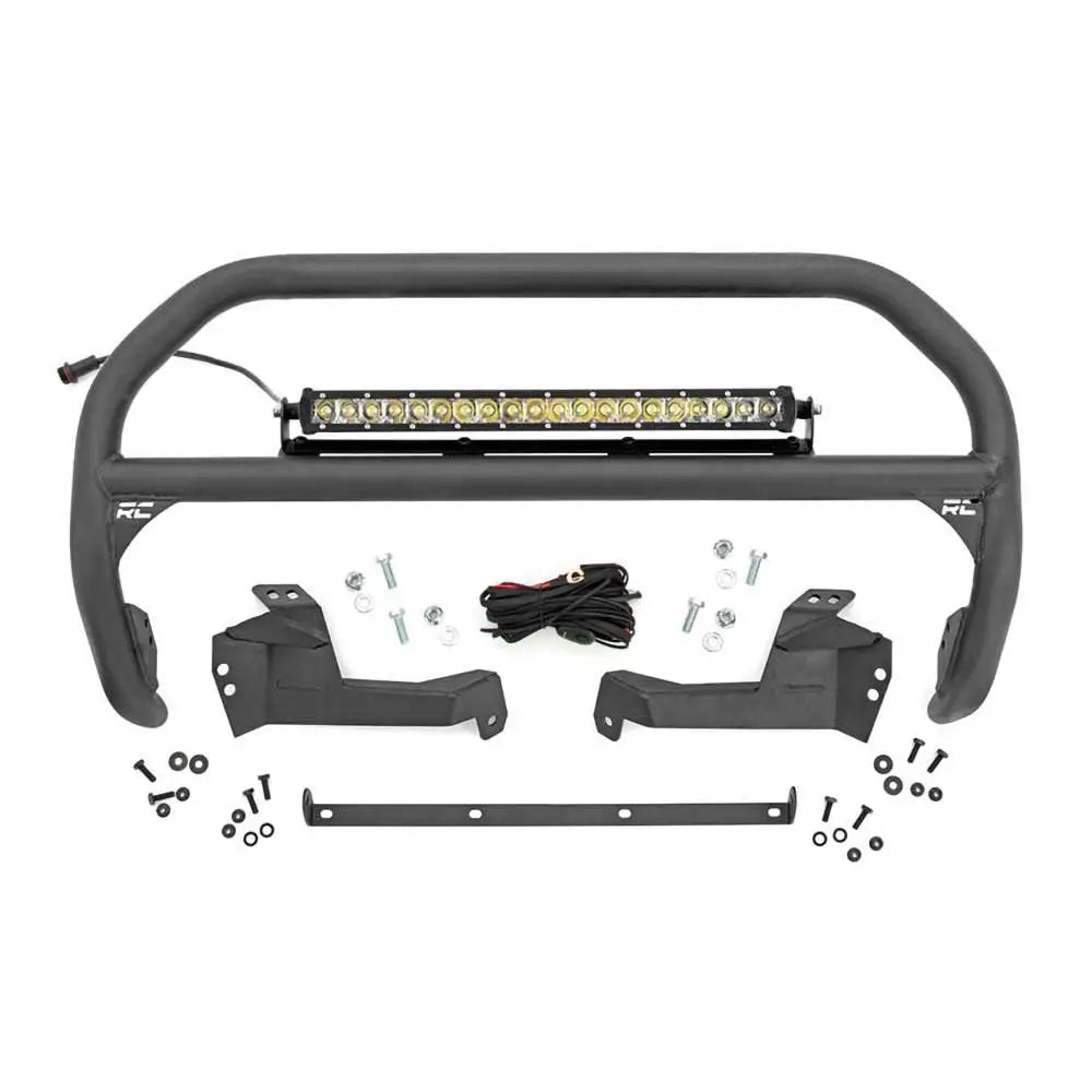 Frontbøyle med LED-stripe 20" Chrome Series for Ford Bronco Sport, sett forfra med tilbehør.