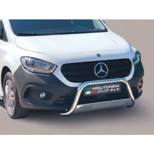 Frontbøyle til Mercedes Citan 22, krommet kufanger montert foran på hvit varebil med logo.