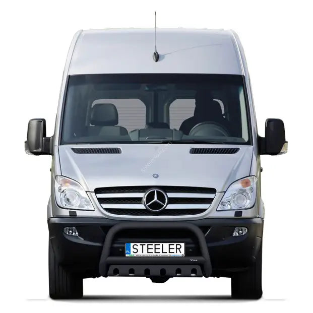Kufanger Mercedes Sprinter 06-18 montert foran grillen, sort metall på sølvfarget varebil, hvit bakgrunn.