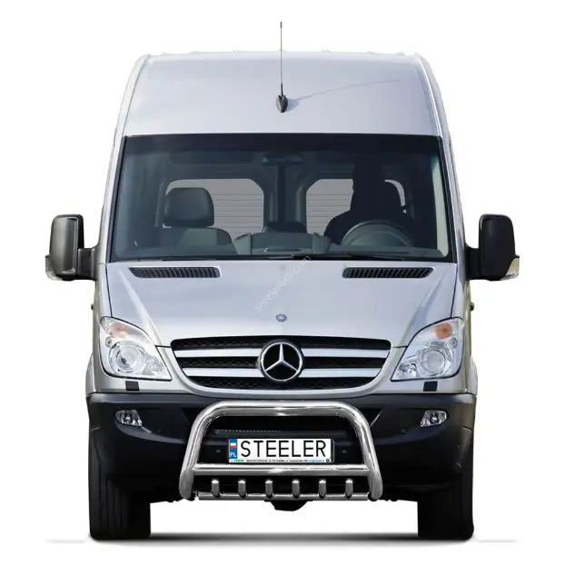 Frontbøyle Mercedes Sprinter 06-18 i blankt metall montert foran på sølvfarget varebil.
