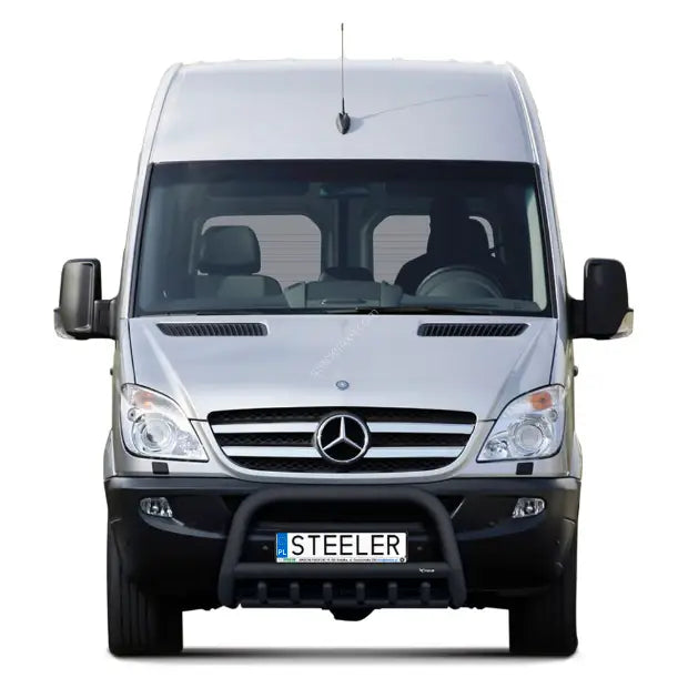 Kufanger Mercedes Sprinter 06-18 med grill sett forfra, montert på sølvfarget varebil med Steeler-skilt.