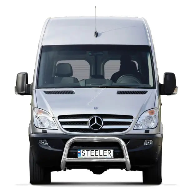 Frontbøyle Mercedes Sprinter 06-18 med tverrør montert foran grill på sølvfarget varebil.