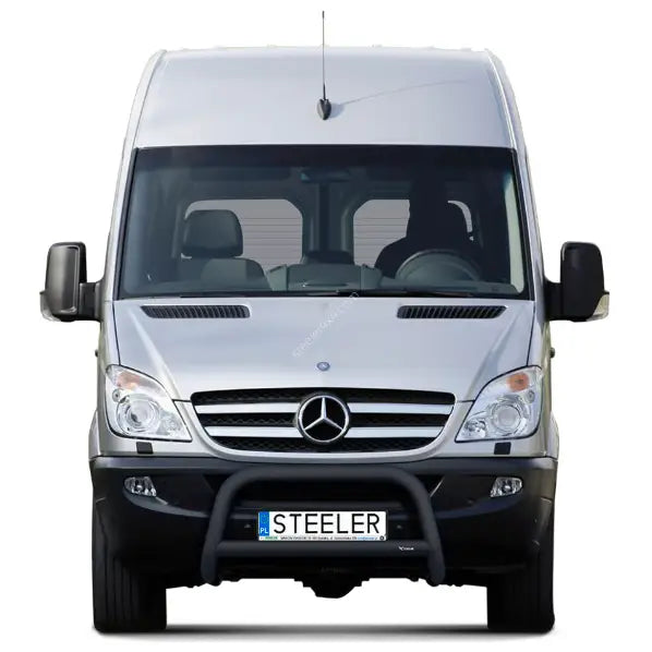 Kufanger Mercedes Sprinter 06-18 med tverrør sett forfra på sølvfarget varebil med tydelig logo.