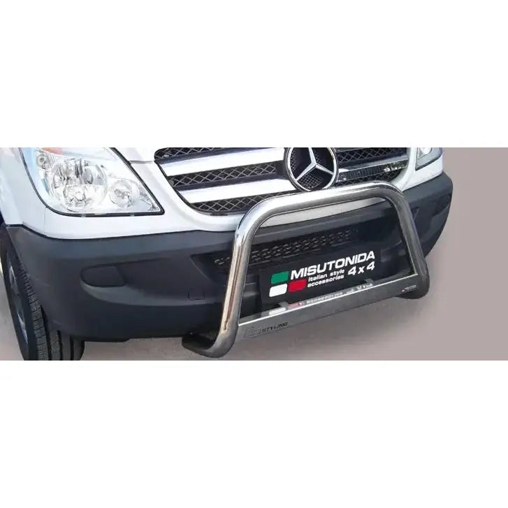 Frontbøyle Mercedes Sprinter 07-12 EC Godkjent Medium Bar montert på hvit varebil, sett rett forfra.