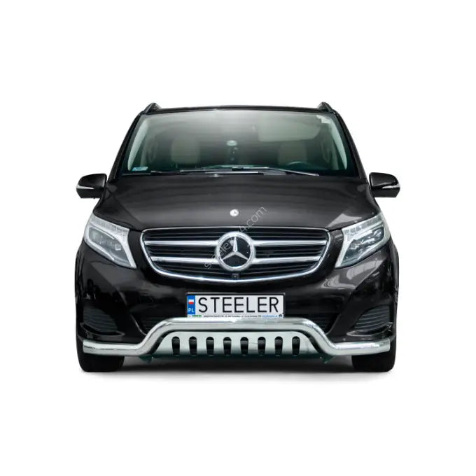 Frontbøyle Mercedes V-Klasse 14-19 montert foran på svart bil med kromdetaljer og skiltet "STEELER".