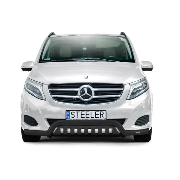 Kufanger Mercedes V-Klasse 14-19 lav modell med plate montert foran på hvit bil, sett rett forfra.