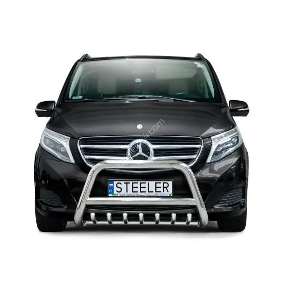 Frontbøyle Mercedes V-Klasse 14-19 montert foran grill og nummerskilt på svart bil.
