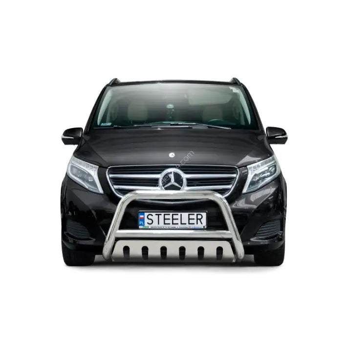 Frontbøyle Mercedes V-Klasse 14-19 montert i sølv foran grill og nummerskilt på svart bil.