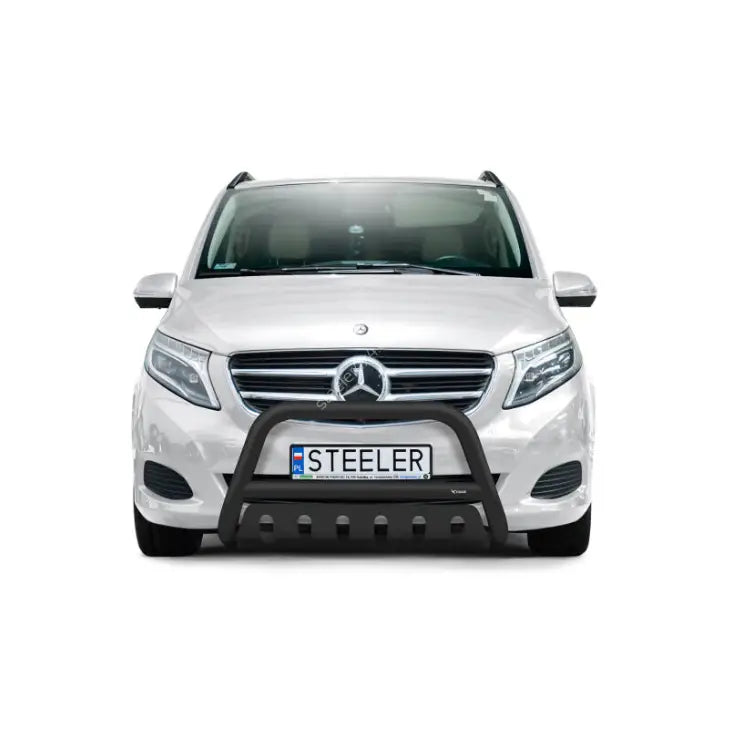 Kufanger Mercedes V-Klasse 14-19 i sort metall montert foran grill og skilt med teksten STEELER.