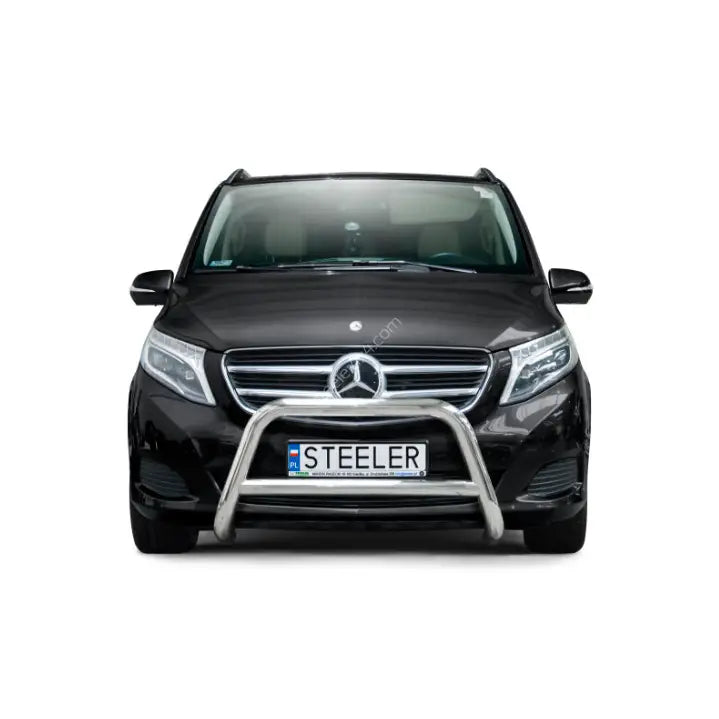 Frontbøyle Mercedes V-Klasse 14-19 i sølvfarget metall montert foran på sort varebil med skiltet "STEELER".