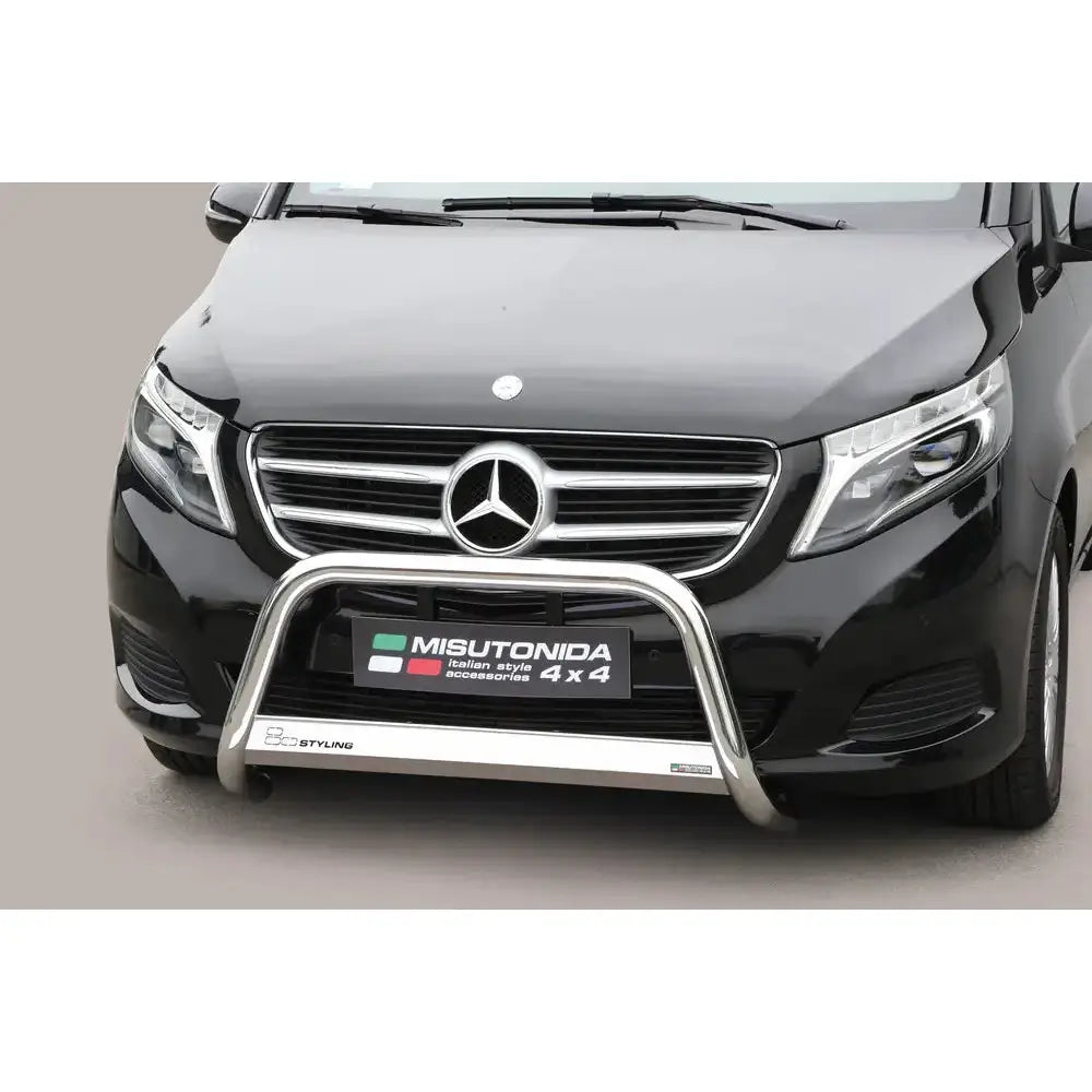 Frontbøyle Mercedes V-Klasse 14-19 i krommet metall montert foran på svart bil, sett rett forfra.