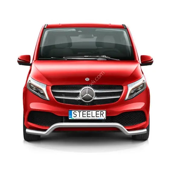 Frontbøyle Mercedes V-Klasse 19- i krom montert foran på rød bil med synlige frontlys.