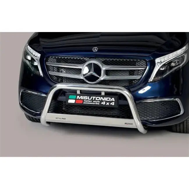 Frontbøyle Mercedes V-Klasse EC godkjent medium bar montert foran på mørkeblå bil, sett fra front.