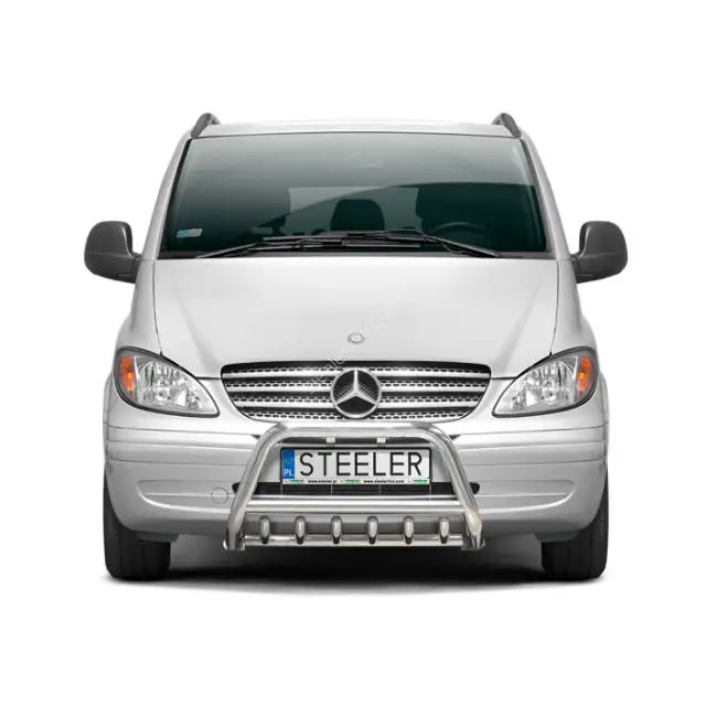 Frontbøyle Mercedes Vito 03-10 med grill montert på sølvfarget varebil sett rett forfra.