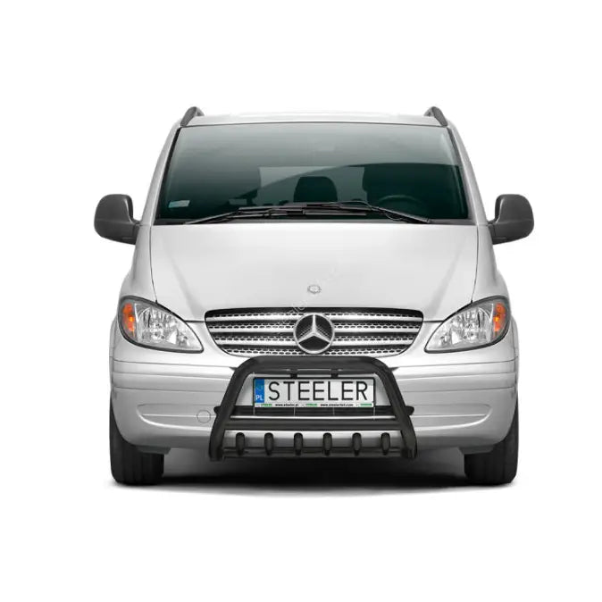 Kufanger til Mercedes Vito 03-10 med grill, montert foran på hvit varebil, sett rett forfra.