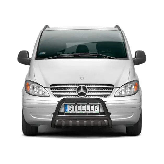 Kufanger til Mercedes Vito 03-10 montert foran på sølvfarget varebil, sett rett forfra.
