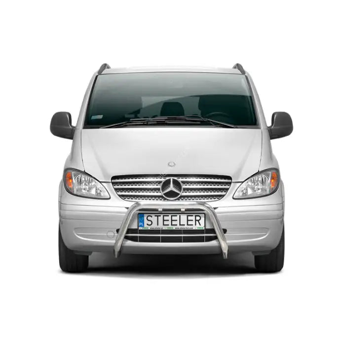 Frontbøyle på Mercedes Vito 03-10 i stål montert foran grillen, sett rett forfra mot hvit bakgrunn.