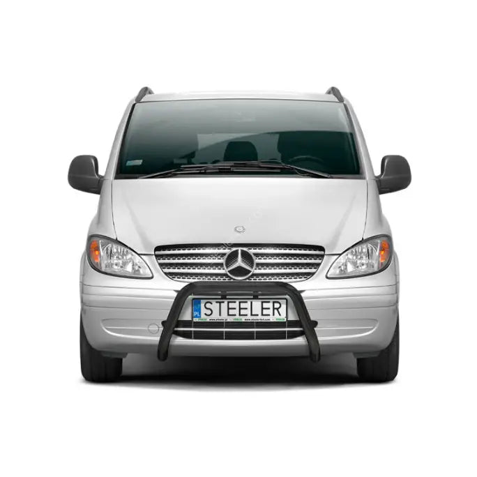 Kufanger til Mercedes Vito 03-10 i sort stål montert foran på sølvfarget varebil.