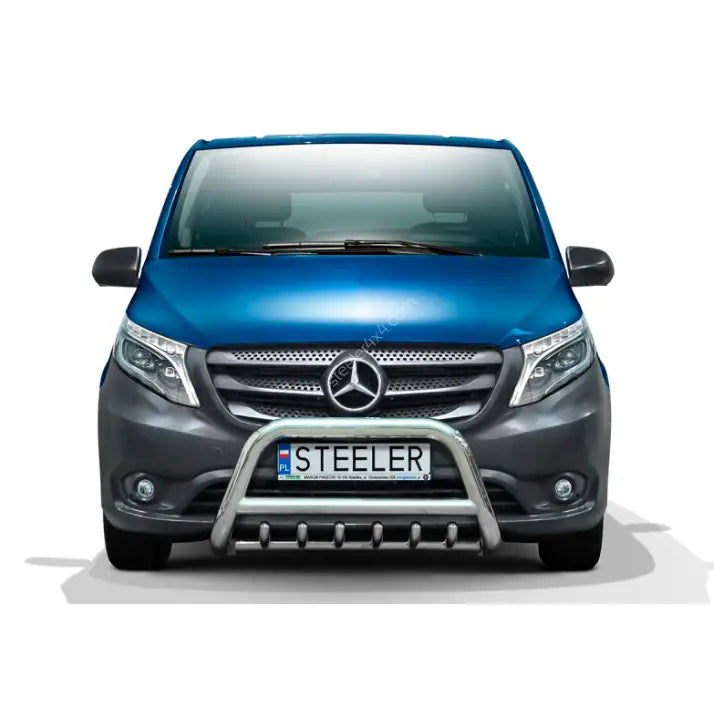 Frontbøyle Mercedes Vito 14-20 montert foran grillen på blå og grå varebil med STEELER-skilt.