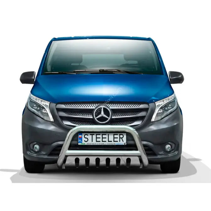 Frontbøyle Mercedes Vito 14-20 montert foran grillen på blå og grå varebil med registreringsskilt.