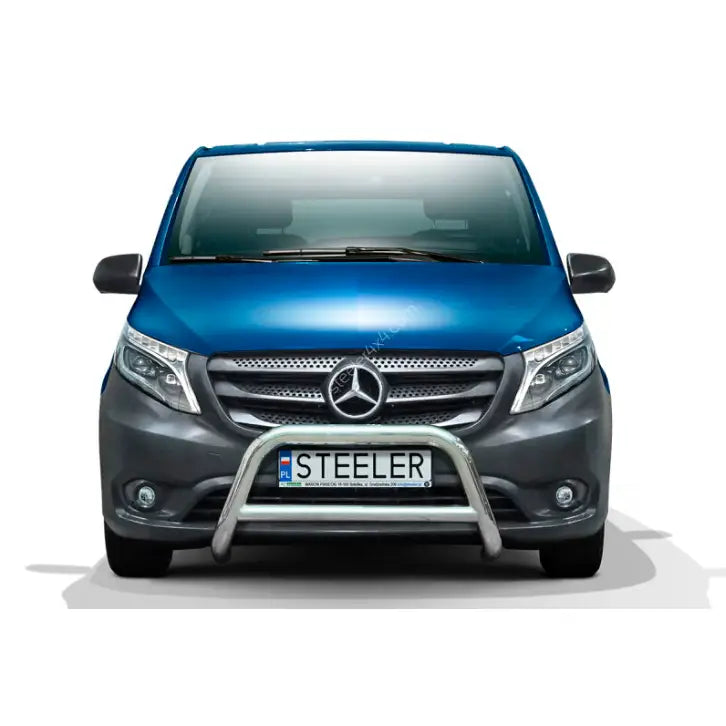 Frontbøyle Mercedes Vito 14-20 med sølvfarget kufanger og "STEELER"-skilt sett forfra.