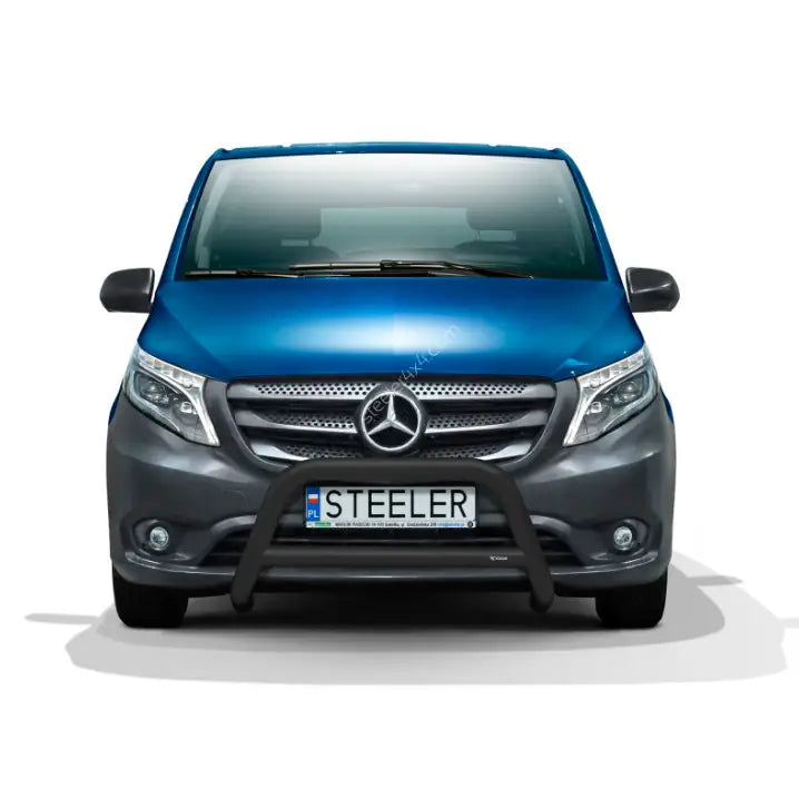 Kufanger til Mercedes Vito 14-20 med tverrør montert foran grill og skilt på blå og grå varebil.