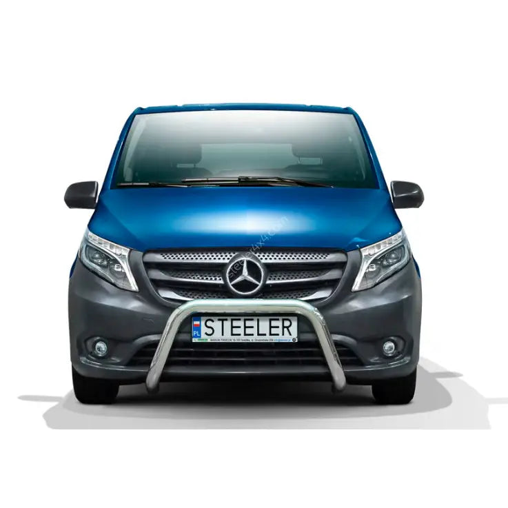 Frontbøyle Mercedes Vito 14-20 EC godkjent stål montert foran grillen på blå varebil.