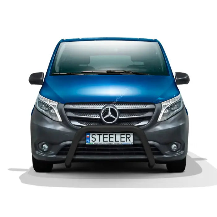 Kufanger på Mercedes Vito 14-20, sort stål montert foran grillen, sett rett forfra mot hvit bakgrunn.