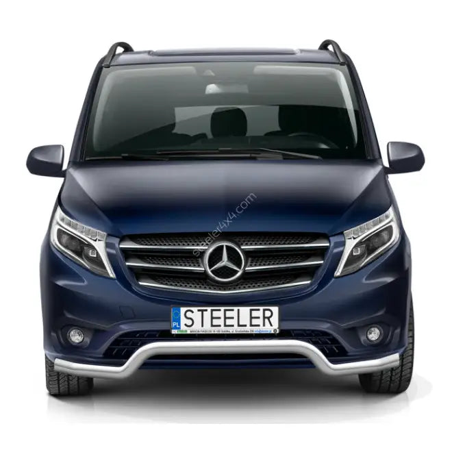Frontbøyle Mercedes Vito 14- i stål montert foran på mørkeblå varebil med Mercedes-logo.
