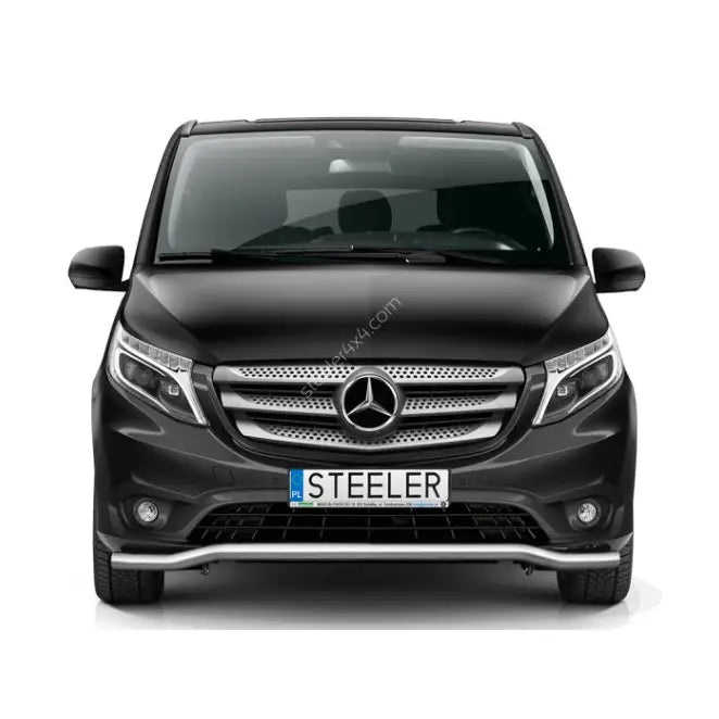 Frontbøyle montert på sort Mercedes Vito 14- Lav, sett forfra med krom grill og metallrør mot hvit bakgrunn.
