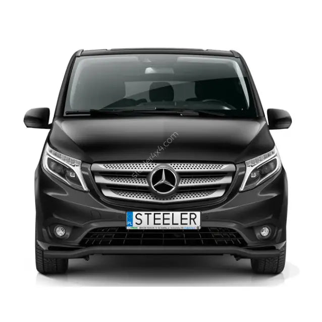 Kufanger på Mercedes Vito 14- Lav, sort varebil sett forfra med krom grill og STEELER-skilt.