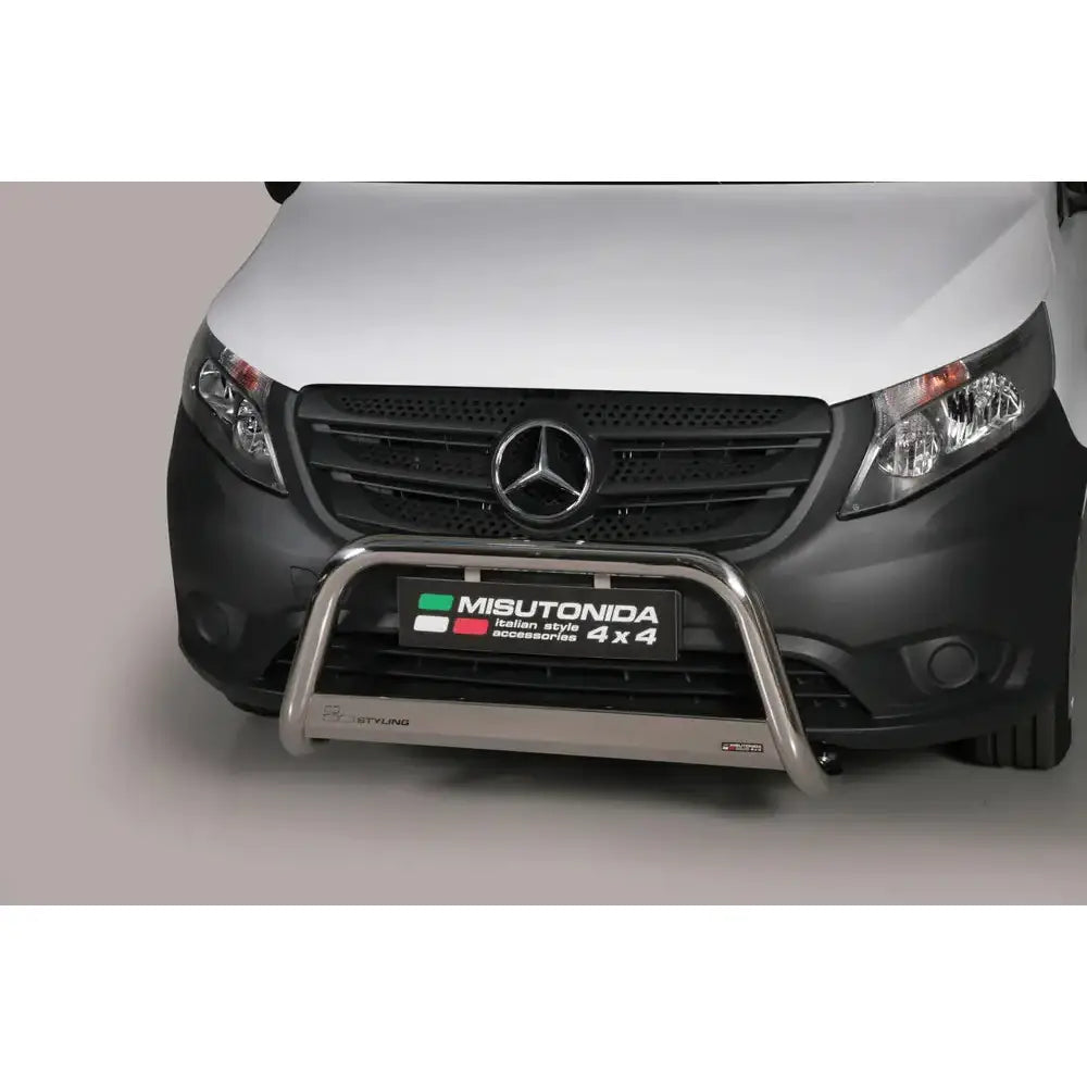 Frontbøyle Mercedes Vito 15-19 montert på hvit varebil med svart grill, sett rett forfra.