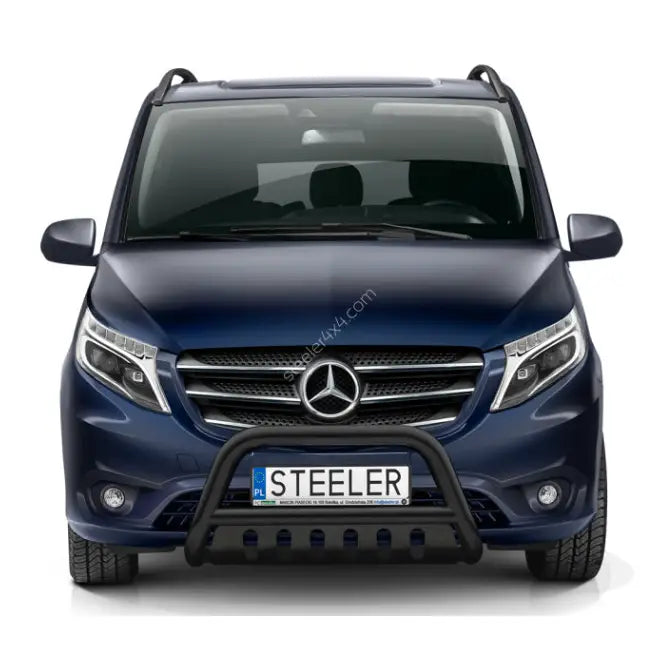 Kufanger på mørkeblå Mercedes Vito 20- med EC godkjent frontbøyle og synlig registreringsskilt.