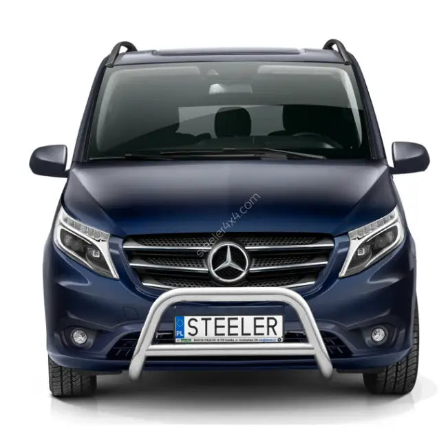 Frontbøyle på blå Mercedes Vito 20- med sølvfarget kufanger montert foran grillen.