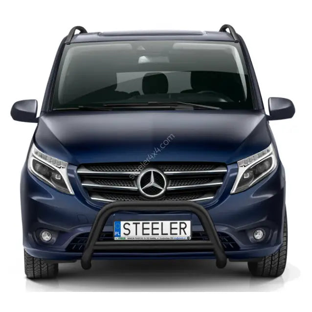 Kufanger til Mercedes Vito 20- EC godkjent, montert foran grillen på mørkeblå varebil.