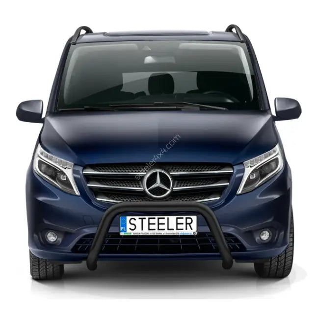 Kufanger montert på mørkeblå Mercedes Vito 20, sett forfra med tydelig logo og hvit bakgrunn.