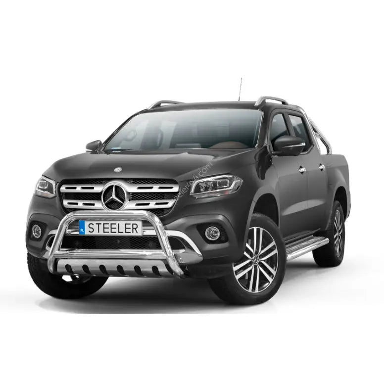 Frontbøyle Mercedes X-Klasse 17- i krom på sort pickup, sett fra venstre front mot hvit bakgrunn.