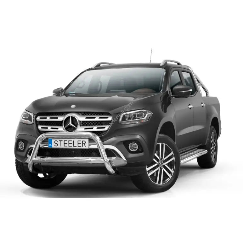 Frontbøyle Mercedes X-Klasse 17- EC godkjent med tverrør på sort pickup, sett skrått forfra.
