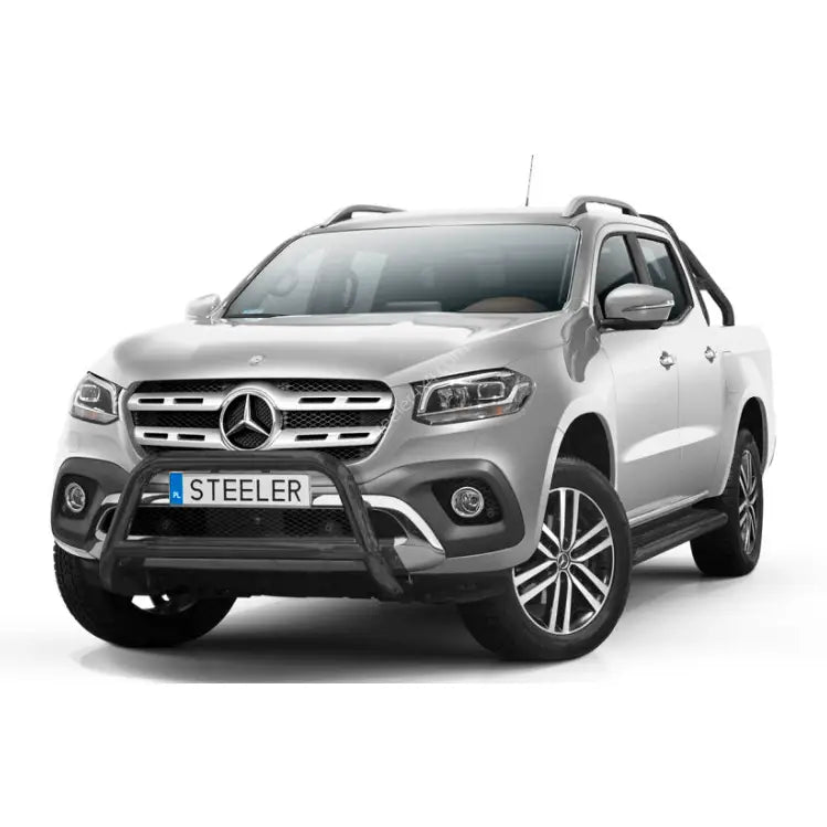 Kufanger på Mercedes X-Klasse pickup med store felger og stigtrinn, sett skrått forfra.