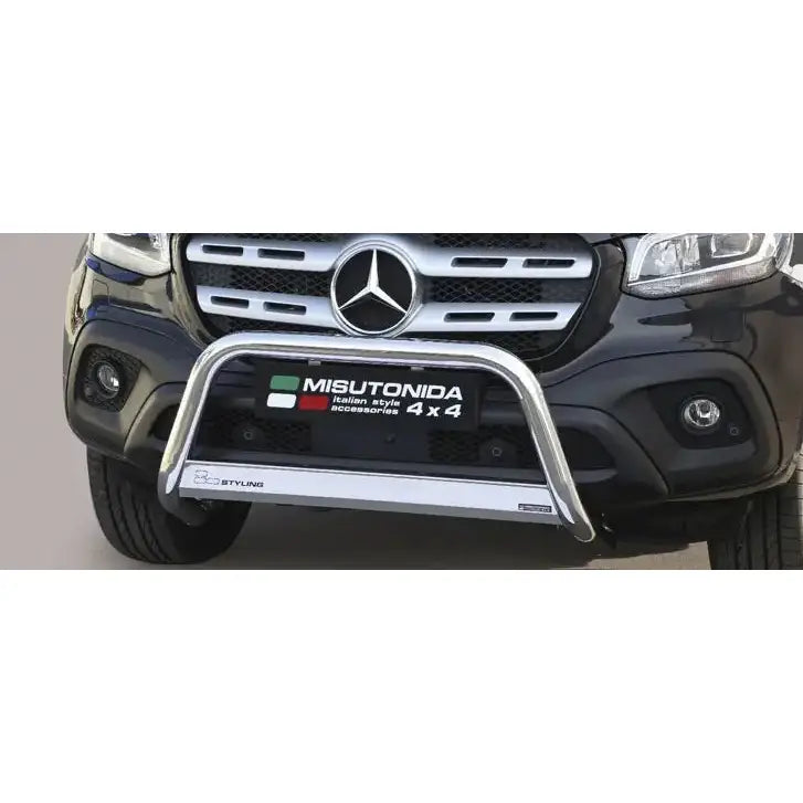 Frontbøyle Mercedes X-Klasse 17- montert foran grillen på svart bil, sett rett forfra.