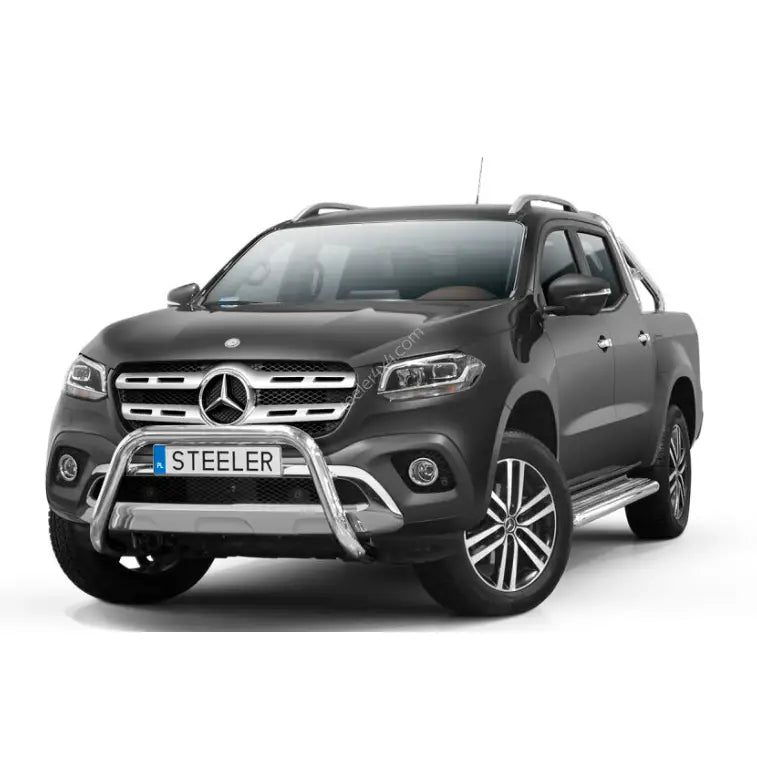 Frontbøyle Mercedes X-Klasse 17 på svart pickup med sølvfarget kufanger og stigtrinn mot hvit bakgrunn.