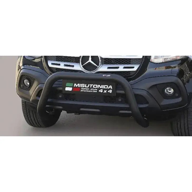 Kufanger Mercedes X-Klasse 17- i sort matt metall med kraftige rør og logo foran på bilen.