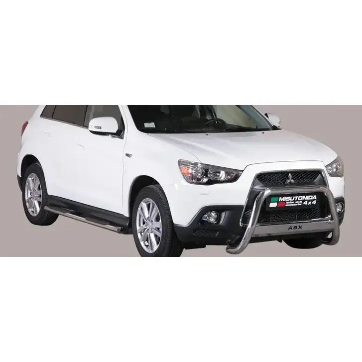 Frontbøyle Mitsubishi ASX 10-12 montert foran hvit SUV med sølvfarget stigtrinn og robust metallkufanger.