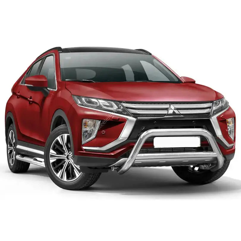 Frontbøyle Mitsubishi Eclipse Cross 17- med sølvfargede tverrør og stigtrinn, sett forfra i trekvart vinkel.