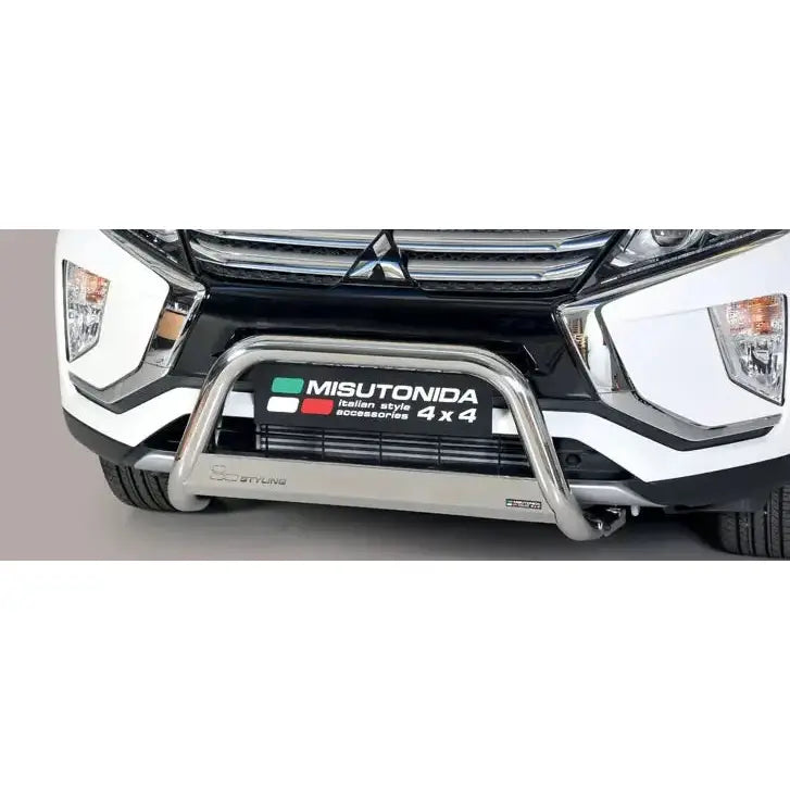 Frontbøyle Mitsubishi Eclipse Cross 18- EC godkjent medium bar montert på hvit bil, sett forfra.