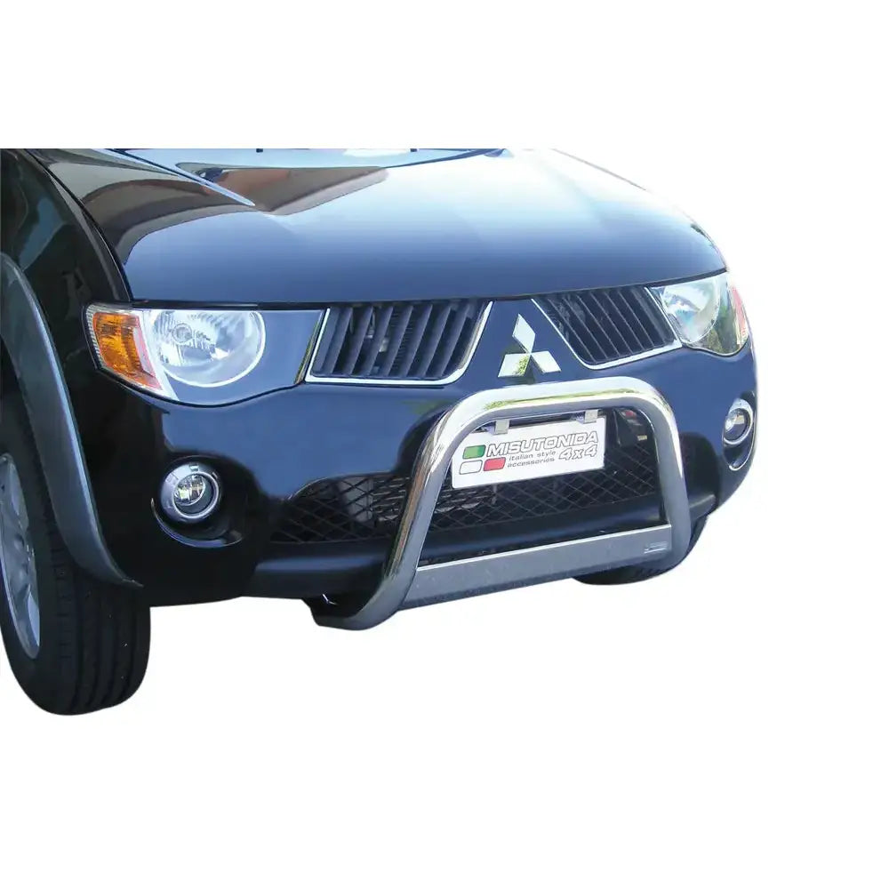Frontbøyle Mitsubishi L200 06-09 montert på svart SUV med polert metall foran grillen.
