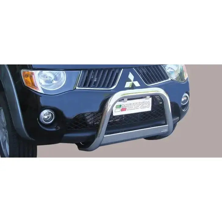 Frontbøyle Mitsubishi L200 06-09 EC godkjent medium bar montert på sort bil, sett fra skrå forside.