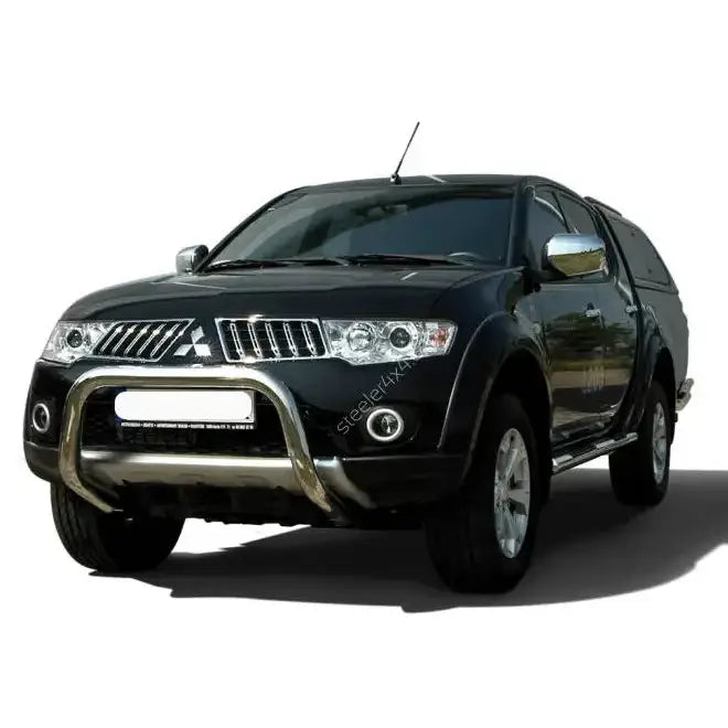 Frontbøyle på Mitsubishi L200 06-09, sølvfarget kufanger montert foran svart pickup.