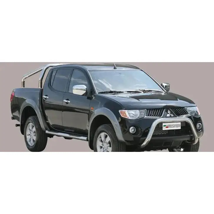 Frontbøyle Mitsubishi L200 06-09 montert på svart pickup med sølv kufanger og stigtrinn.