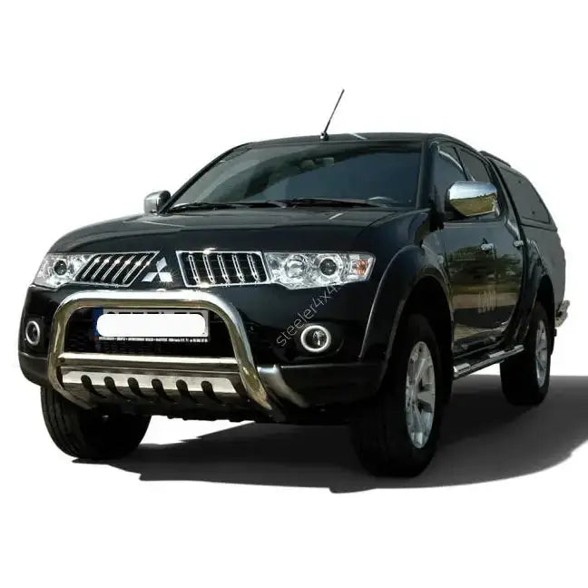 Frontbøyle Mitsubishi L200 09-15 EC godkjent montert på svart pickup med kromdetaljer.